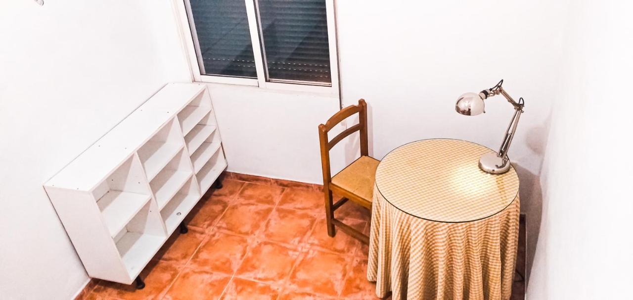 Room In Malaga Center, Homestay "Window To Road" - Habitacion En Apartamento, Ventana A La Careterra! Экстерьер фото