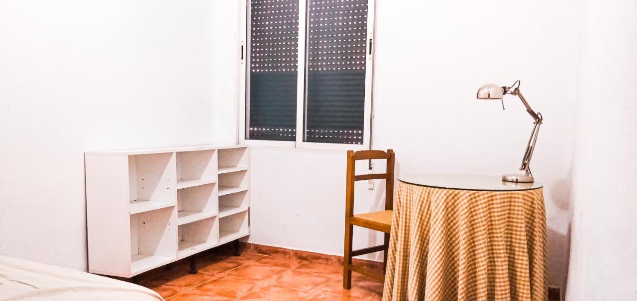 Room In Malaga Center, Homestay "Window To Road" - Habitacion En Apartamento, Ventana A La Careterra! Экстерьер фото